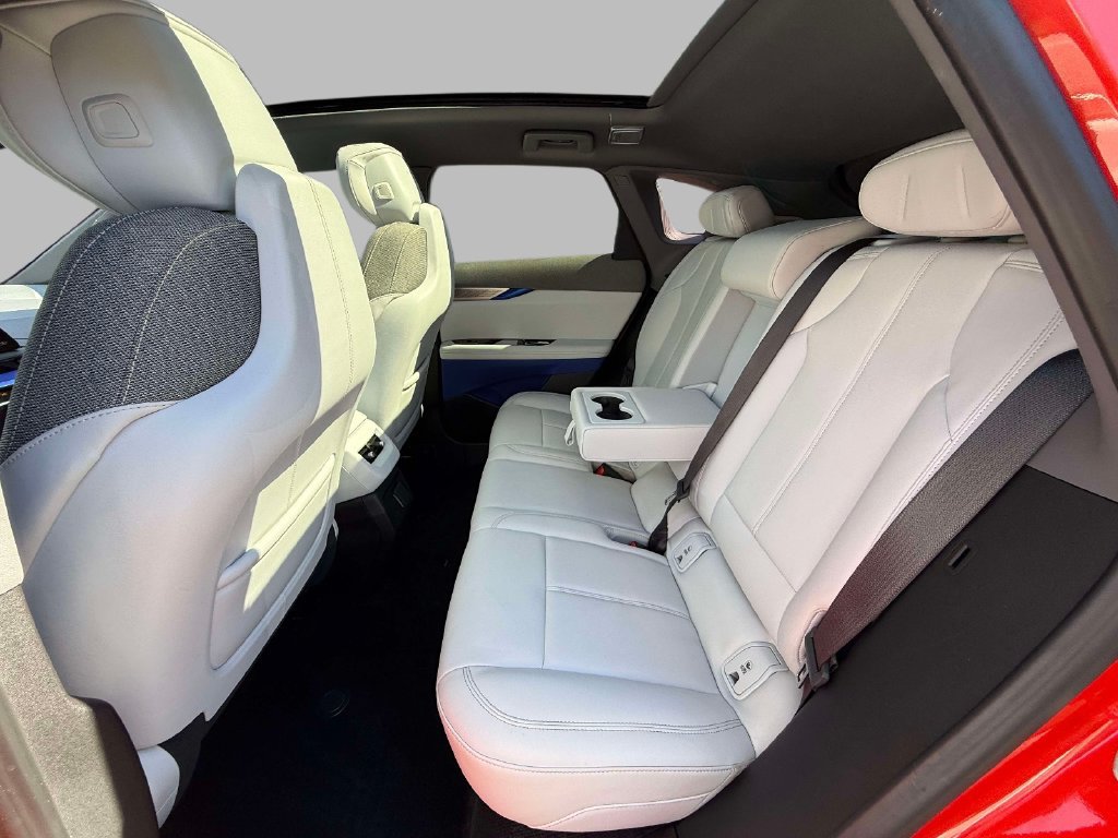 Used 2025 Cadillac Optiq Sport 1 w/ LPO, ONYX Package AWD/4WD image 19