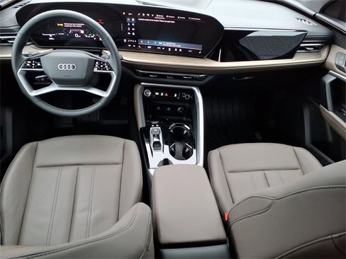 Used 2025 Audi Q5 Premium w/ Convenience Package image 11