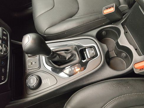 Used 2019 Jeep Cherokee Limited image 26