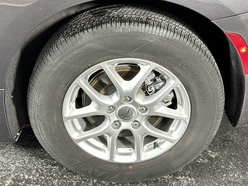 Used 2023 Chrysler Pacifica Touring-L image 14