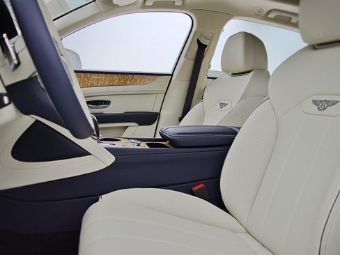 Certified 2023 Bentley Bentayga AWD/4WD image 34