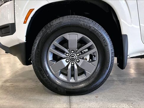 Used 2025 Nissan Frontier SV image 7