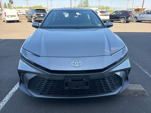 Used 2025 Toyota Camry SE FWD image 4