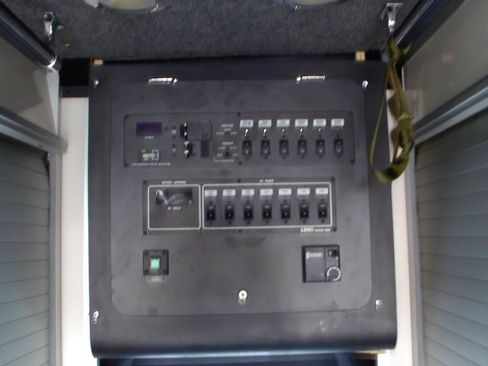 Used 2012 Ford F550 4x4 Regular Cab Super Duty w/ Payload Upgrade Pkg image 33
