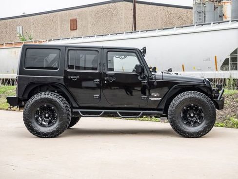 Used 2016 Jeep Wrangler Unlimited Sahara w/ Connectivity Group AWD/4WD image 12