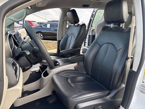 Used 2024 Chrysler Pacifica Touring-L image 10