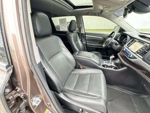 Used 2017 Toyota Highlander Limited AWD/4WD image 28