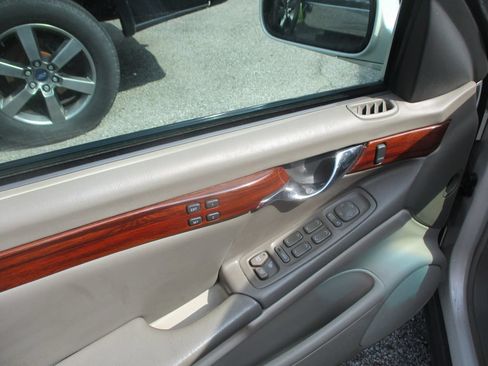 Used 2002 Cadillac De Ville w/ Comfort/Convenience Pkg FWD image 10