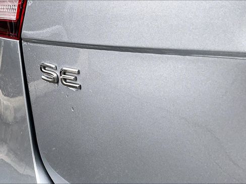 Used 2022 Volkswagen Tiguan SE image 9