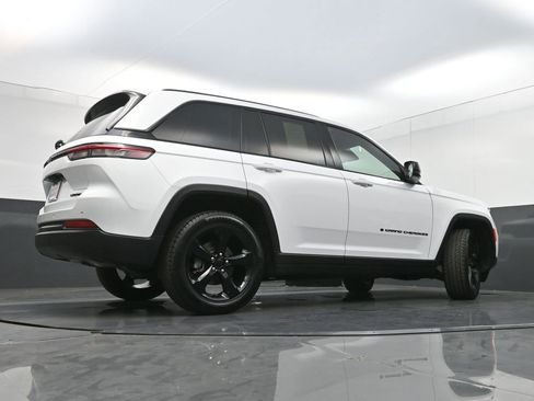 Used 2023 Jeep Grand Cherokee Limited w/ Black Appearance Package AWD/4WD image 37