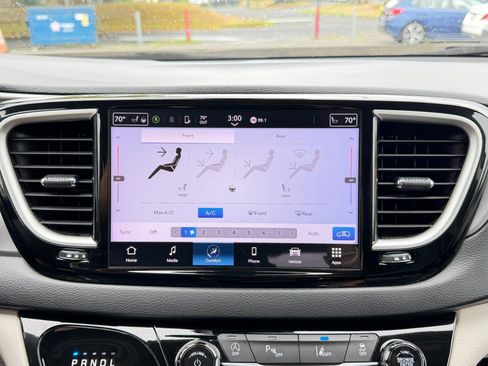 Used 2023 Chrysler Pacifica Touring-L FWD image 65