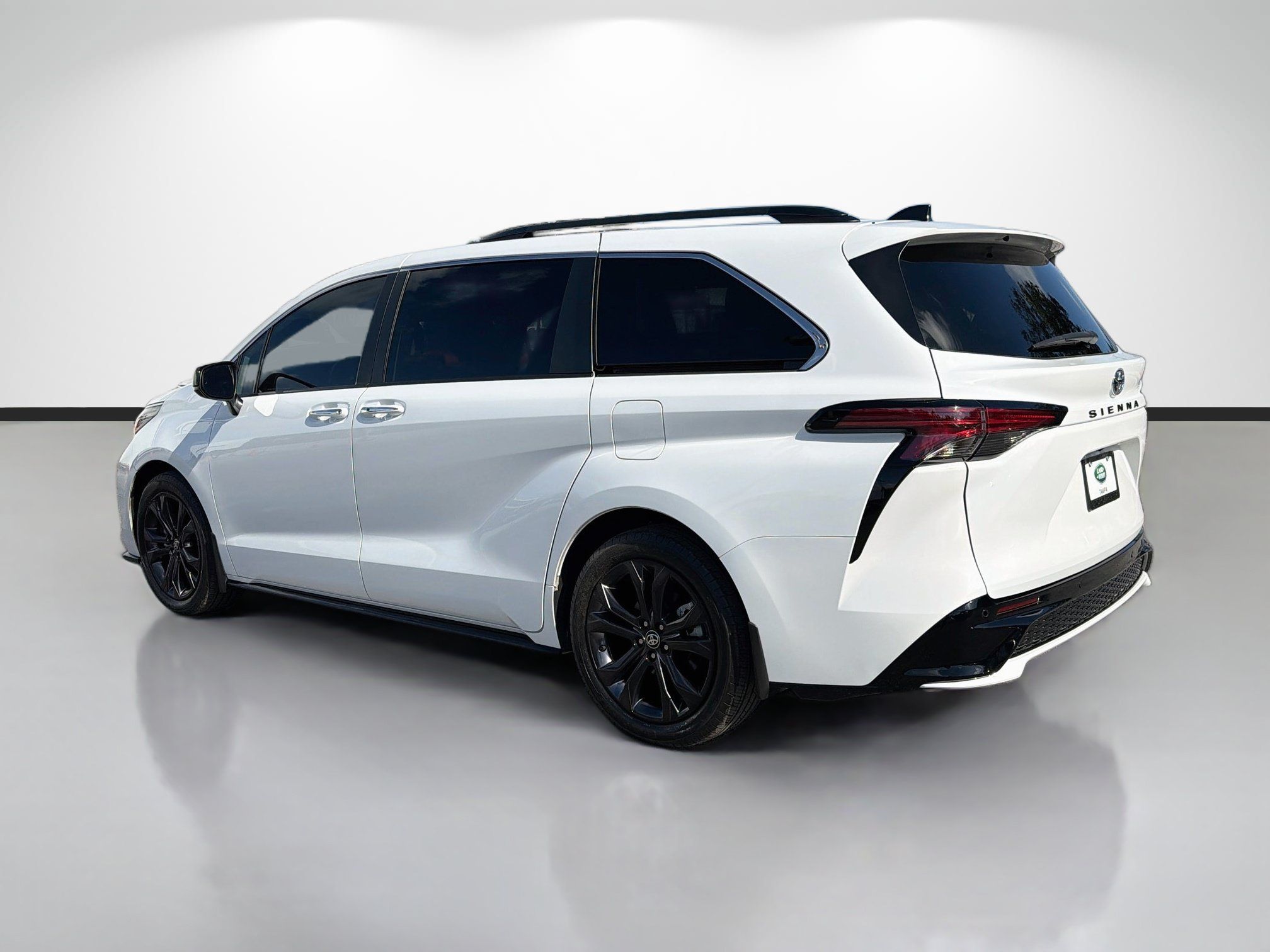 Used 2024 Toyota Sienna XSE w/ XSE Plus Package FWD image 3