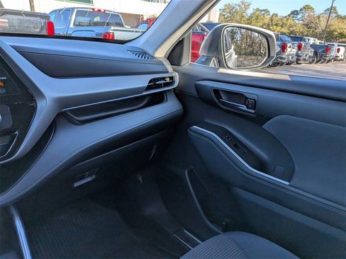 Used 2023 Toyota Highlander L image 17