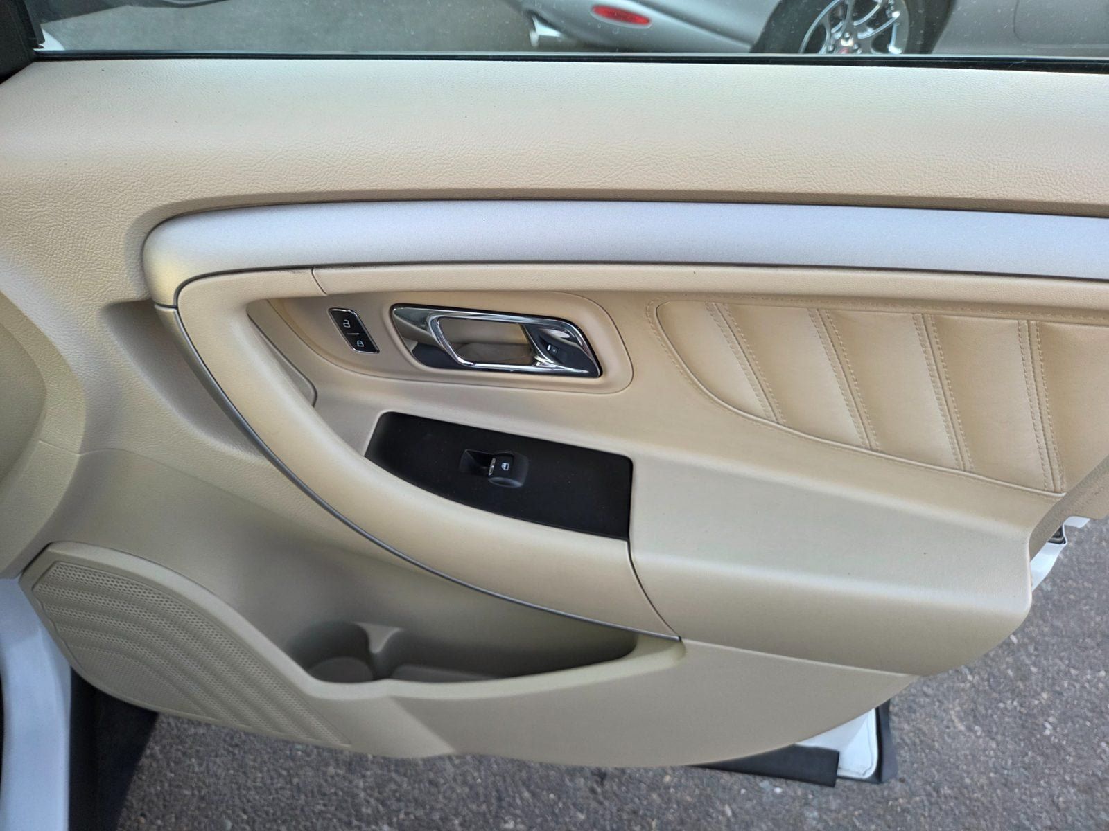 Used 2015 Ford Taurus SE FWD image 14