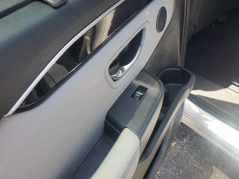 Used 2023 Honda Pilot Touring image 14