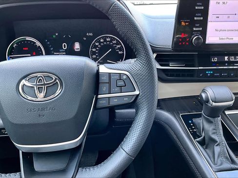 Certified 2024 Toyota Sienna Limited FWD image 25