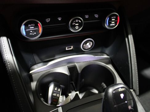 Used 2018 Alfa Romeo Stelvio Base image 29