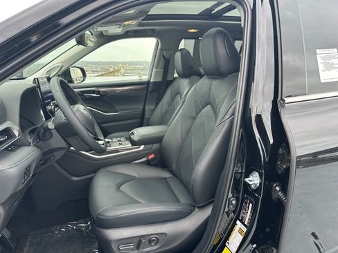 New 2026 Toyota Highlander Platinum image 9