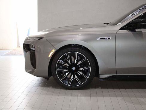 New 2025 BMW i7 M70 w/ Executive Package image 4