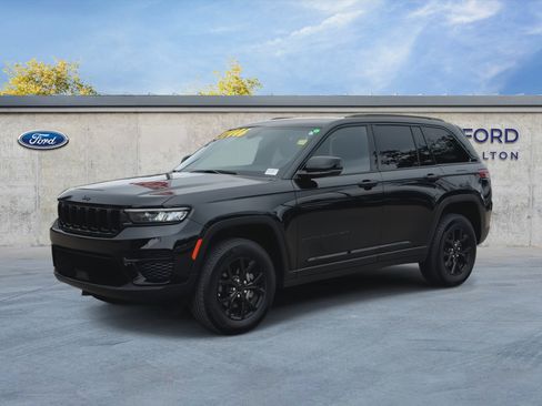 Used 2025 Jeep Grand Cherokee Altitude AWD/4WD image 4