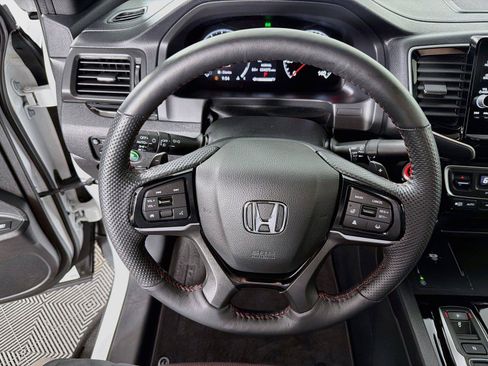 Used 2025 Honda Ridgeline Black Edition image 3