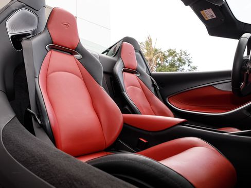 Used 2025 McLaren Artura Spider RWD image 62