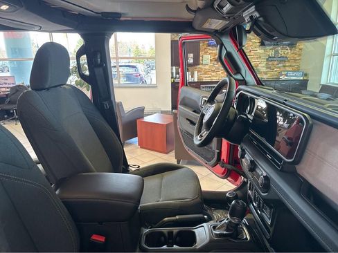 Used 2025 Jeep Wrangler Unlimited Sahara AWD/4WD image 28