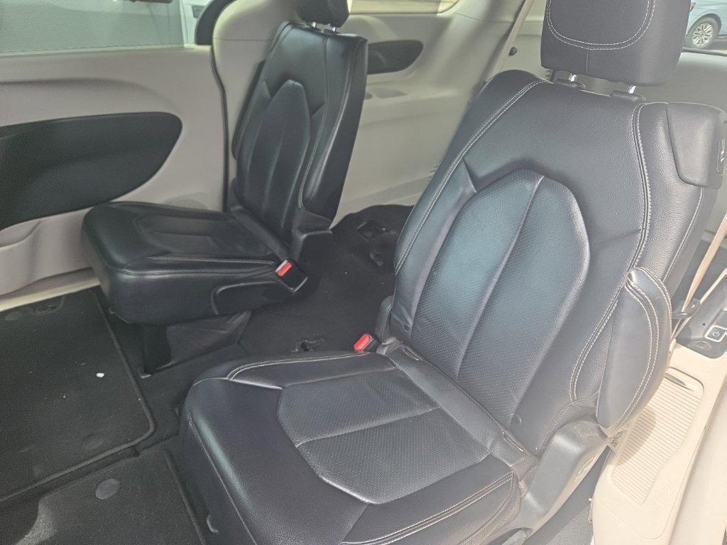 Used 2022 Chrysler Pacifica Touring-L w/ Uconnect Theater Family Group FWD image 14