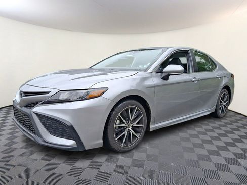 Used 2024 Toyota Camry SE FWD image 3
