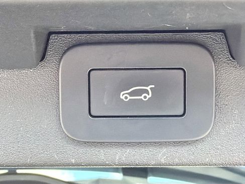 Used 2023 Land Rover Discovery Metropolitan Edition image 13