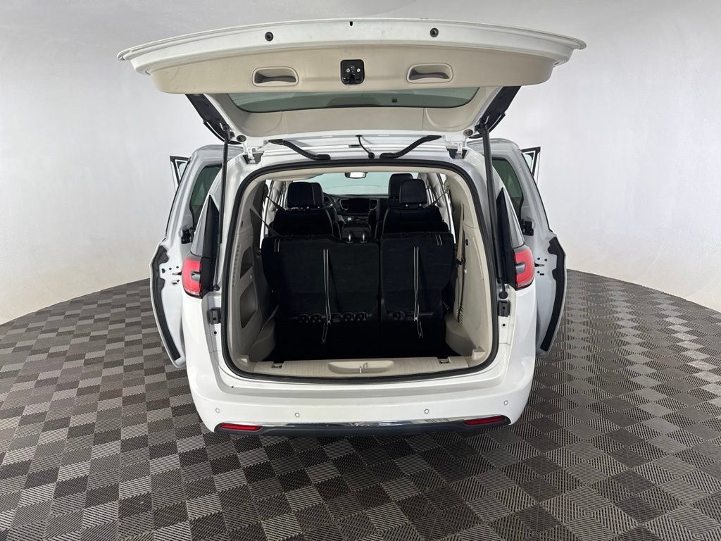 Used 2023 Chrysler Pacifica Touring-L FWD image 17