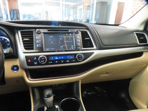 Used 2019 Toyota Highlander SE image 40