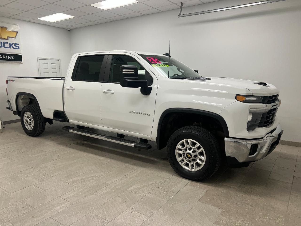Used 2025 Chevrolet Silverado 2500 LT w/ Convenience Package AWD/4WD image 5