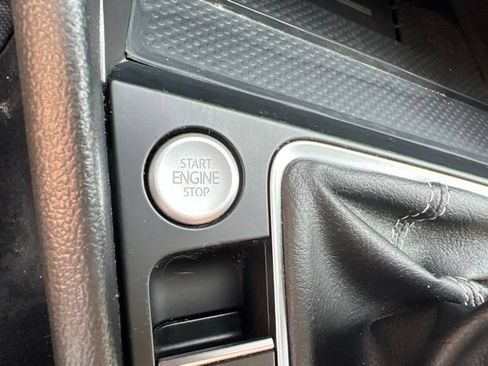 Used 2025 Volkswagen Jetta SE FWD image 18
