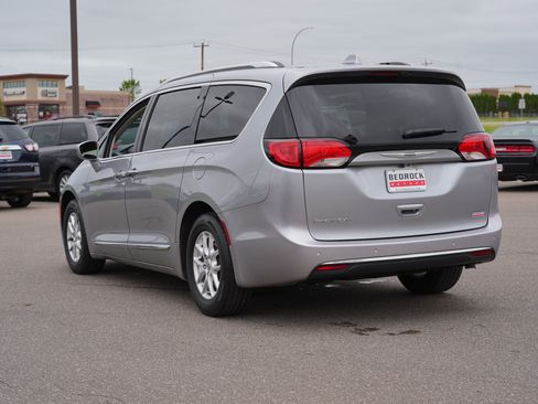 Used 2020 Chrysler Pacifica Touring-L FWD image 5