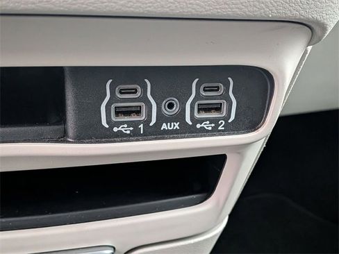 Used 2024 Chrysler Pacifica Touring-L image 22