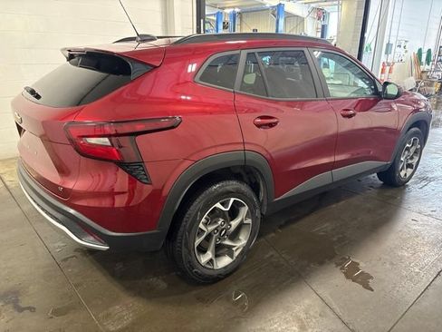 Used 2025 Chevrolet Trax LT FWD image 4