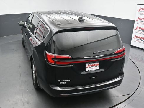 Used 2024 Chrysler Pacifica Touring-L FWD image 31