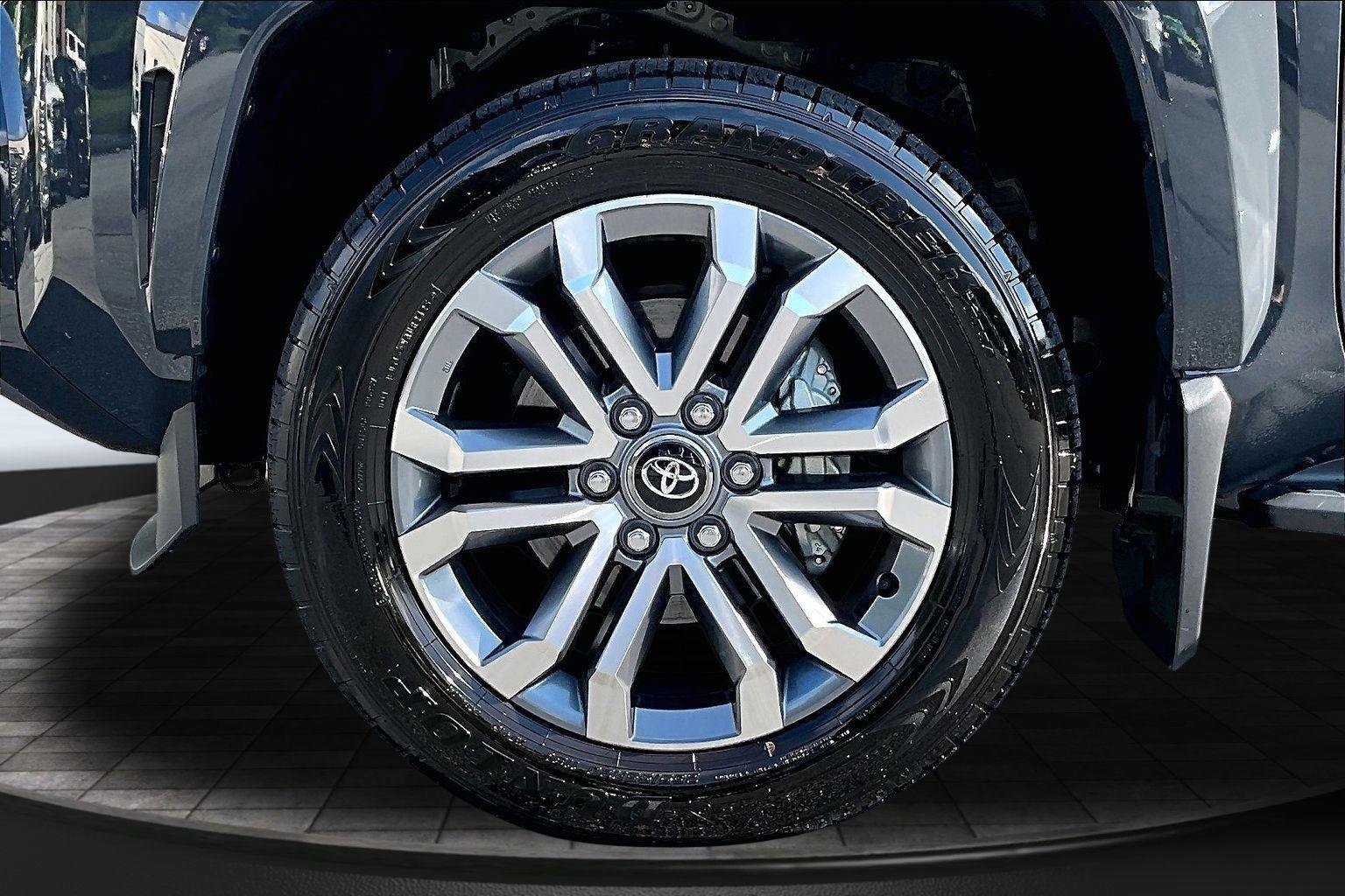 Used 2025 Toyota 4Runner Limited AWD/4WD image 9