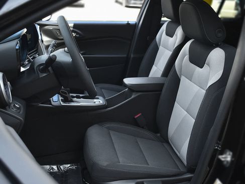 New 2026 Chevrolet Trax LS w/ LS Convenience Package FWD image 9