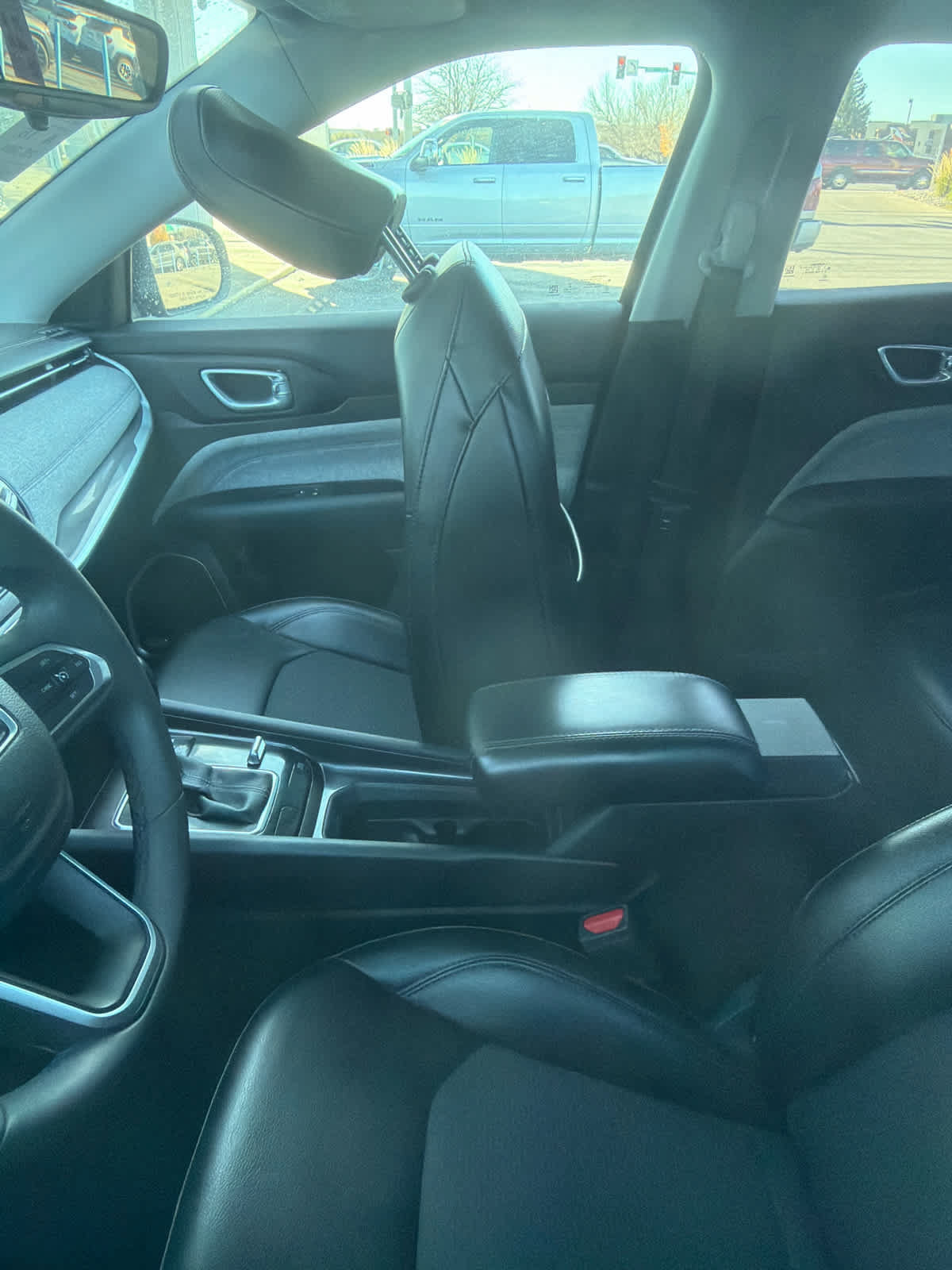 Used 2022 Jeep Compass Latitude w/ Sun and Sound Group AWD/4WD image 3