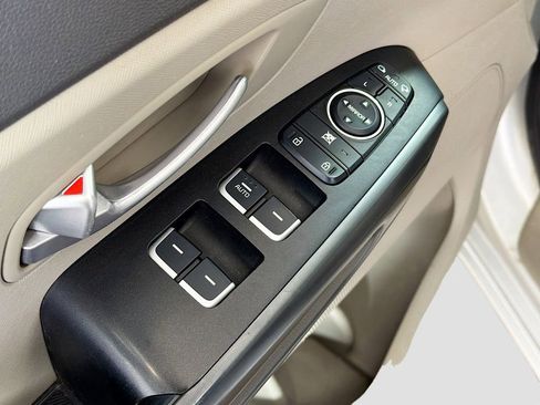 Used 2015 Kia Sedona LX w/ LX Convenience Package FWD image 18
