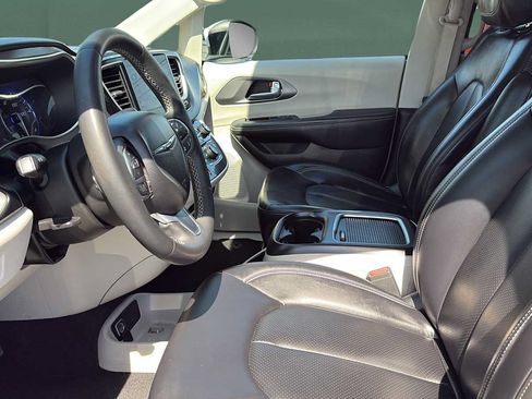 Used 2023 Chrysler Pacifica Touring-L FWD image 22