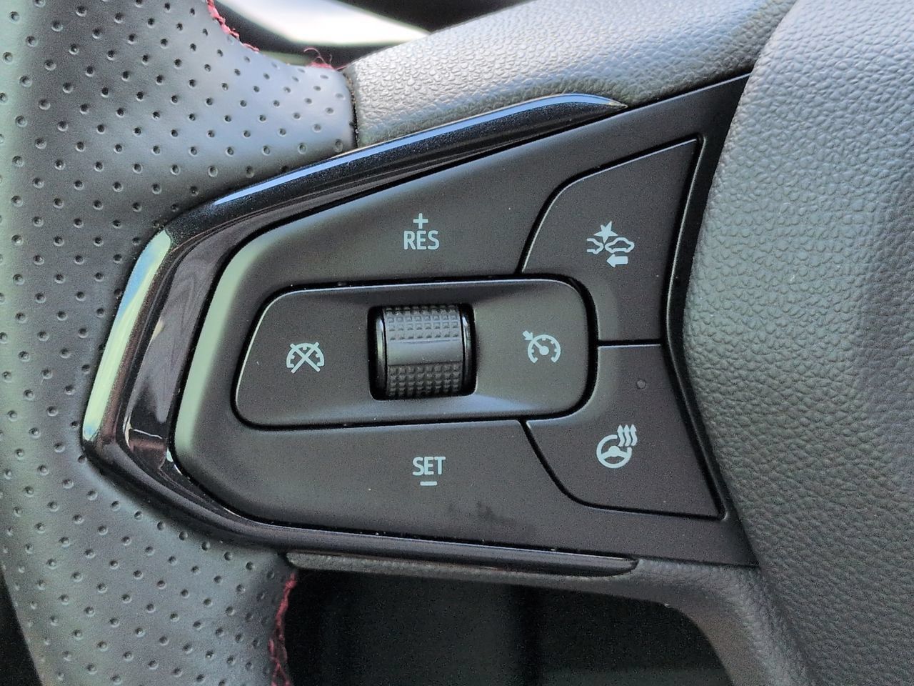 Used 2025 Chevrolet Trax RS w/ Sunroof Package FWD image 25