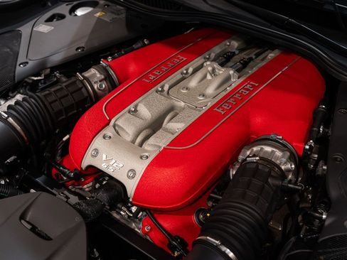 Used 2020 Ferrari 812 Superfast RWD image 18