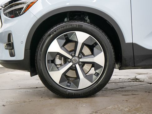 Used 2025 Volvo XC40 B5 Plus AWD/4WD image 29