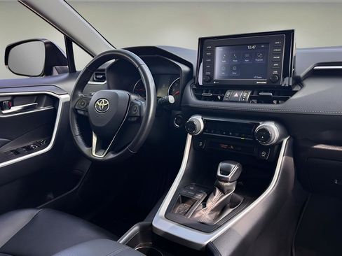 Used 2021 Toyota RAV4 XLE Premium image 9
