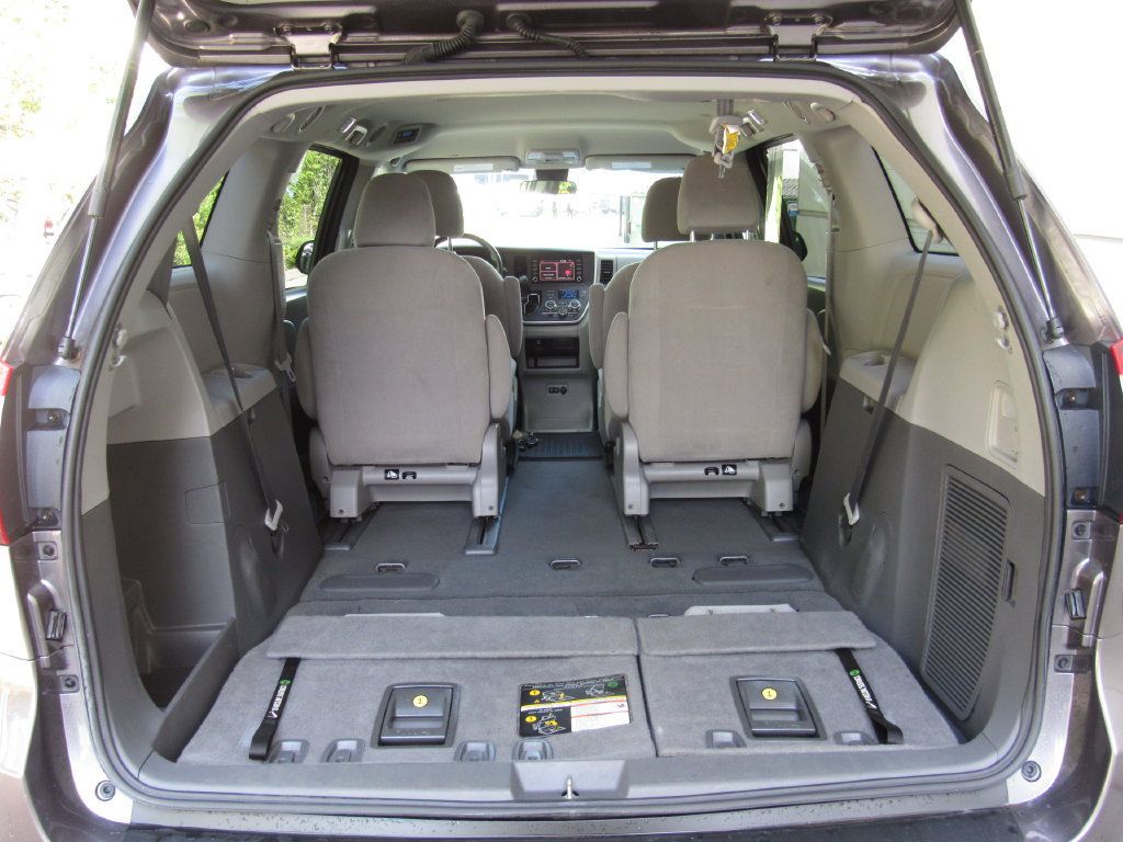 Certified 2020 Toyota Sienna L FWD image 19