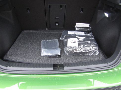 New 2026 Volkswagen Taos SE image 10