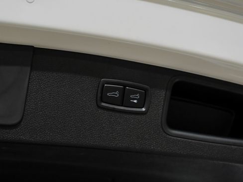 Used 2023 Porsche Macan AWD/4WD image 57